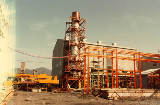 1980年_新工場建設中